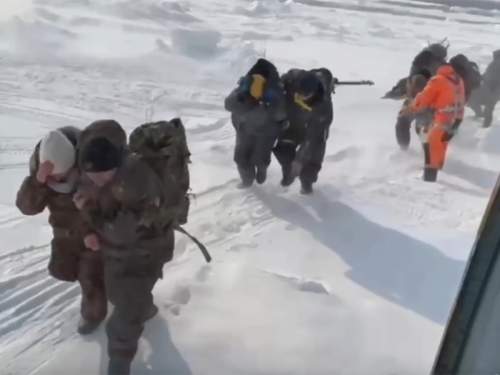 На Сахалине 300 рыбаков унесло на льдине в Охотское море: часть из них отказывается эвакуироваться (ВИДЕО)