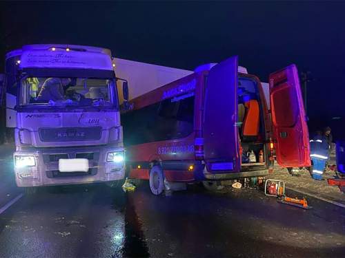 Грузовик столкнулся с автобусом в Ленобласти: пострадали 15 человек (ВИДЕО)