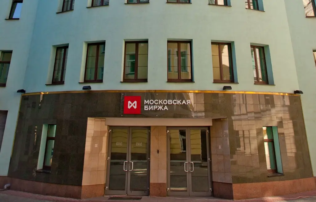 Рубль дорожает, акции рванули вверх: разговор Путина и Трампа оживил российский фондовый рынок