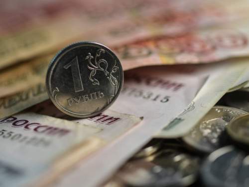 После переговоров Путина и Трампа курс доллара снизился на три рубля