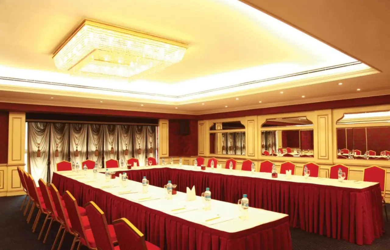 Лучше бы он туда не летал: Зеленского в Дубае поселили в отеле «Москва»