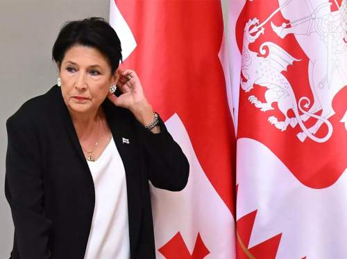 Экс-президента Грузии Зурабишвили закидали яйцами в аэропорту после Мюнхенской конференции (ВИДЕО)