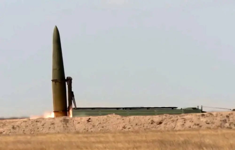 Расчет ОТРК «Искандер-М» накрыл кассетной боевой частью полигон с личным составом ВСУ Расчет ОТРК «Искандер-М» накрыл кассетной боевой частью полигон с личным составом ВСУ