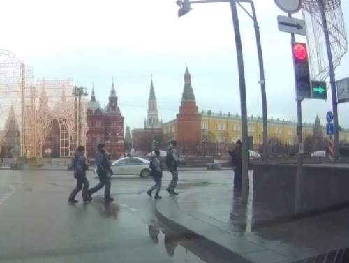 В Москве мужчина выбежал на дорогу у Кремля, пытаясь остановить кортеж с мигалками (ВИДЕО) В Москве мужчина выбежал на дорогу у Кремля, пытаясь остановить кортеж с мигалками (ВИДЕО)