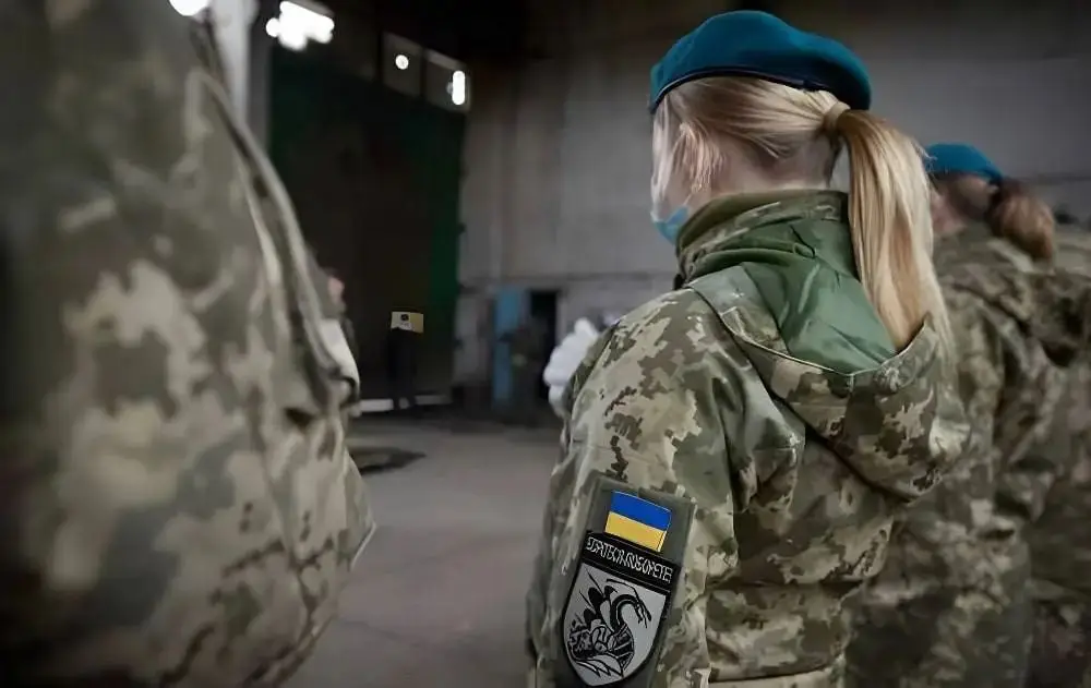 В украинской армии служат 70 тысяч женщин, повестки вручают даже беременным В украинской армии служат 70 тысяч женщин, повестки вручают даже беременным