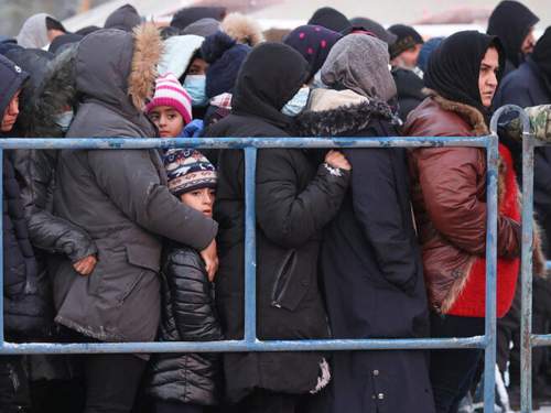 Толпа мигрантов ворвалась в здание МВД в Екатеринбурге и снесла дверь (ВИДЕО) Толпа мигрантов ворвалась в здание МВД в Екатеринбурге и снесла дверь (ВИДЕО)