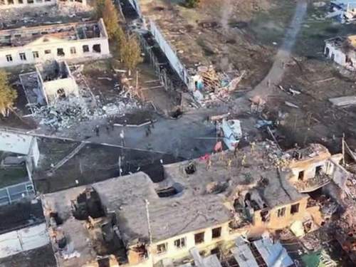 Сбежавшие из Суджи боевики ВСУ оставили «послание» на площади (ВИДЕО)