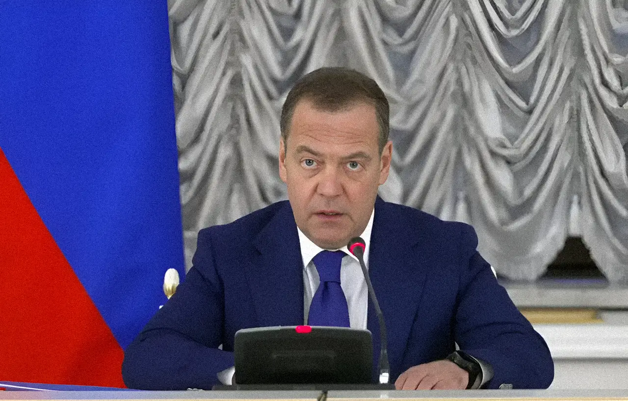 Медведев рекомендовал главе британского МИД засунуть идею о прекращении огня туда, откуда она вылезла