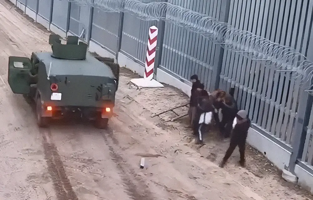 «Напоминает военное положение»: Польша обвинила Беларусь в вооружении мигрантов
