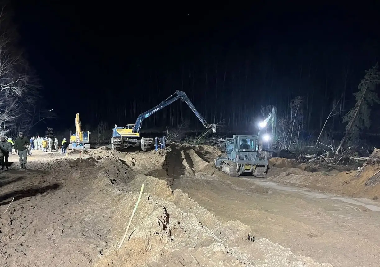 Машину, в которой передвигались солдаты США на учениях в Литве, пытаются поднять из болота Машину, в которой передвигались солдаты США на учениях в Литве, пытаются поднять из болота