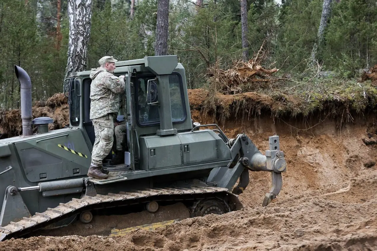 Машину, в которой передвигались солдаты США на учениях в Литве, пытаются поднять из болота Машину, в которой передвигались солдаты США на учениях в Литве, пытаются поднять из болота