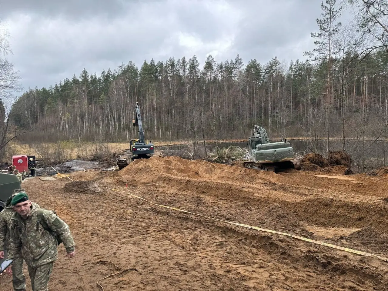 Машину, в которой передвигались солдаты США на учениях в Литве, пытаются поднять из болота Машину, в которой передвигались солдаты США на учениях в Литве, пытаются поднять из болота