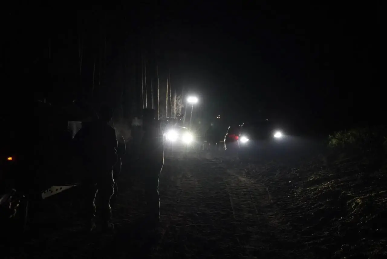 Машину, в которой передвигались солдаты США на учениях в Литве, пытаются поднять из болота Машину, в которой передвигались солдаты США на учениях в Литве, пытаются поднять из болота