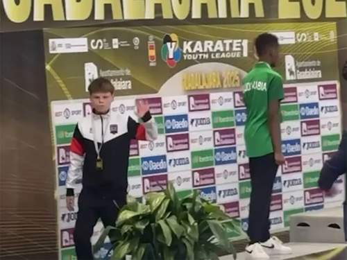 13-летний украинский каратист отказался пожать руку российскому чемпиону (ВИДЕО) 13-летний украинский каратист отказался пожать руку российскому чемпиону (ВИДЕО)
