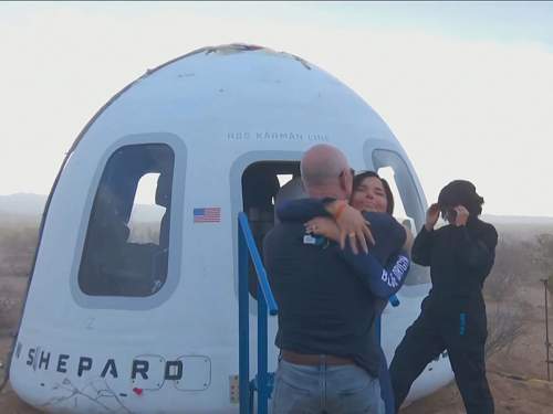 Корабль New Shepard с певицей Кэти Перри вернулся из космоса (ВИДЕО)
