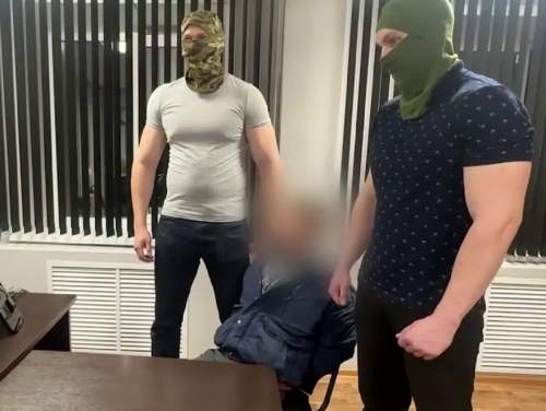 «В 3 года сломал сыну нос»: в Канске задержан отец зарубленных матерью троих детей (ВИДЕО) «В 3 года сломал сыну нос»: в Канске задержан отец зарубленных матерью троих детей (ВИДЕО)