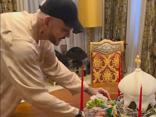 Киркоров разозлил депутатов и РПЦ куличом за 100 тысяч рублей (ВИДЕО) Киркоров разозлил депутатов и РПЦ куличом за 100 тысяч рублей (ВИДЕО)