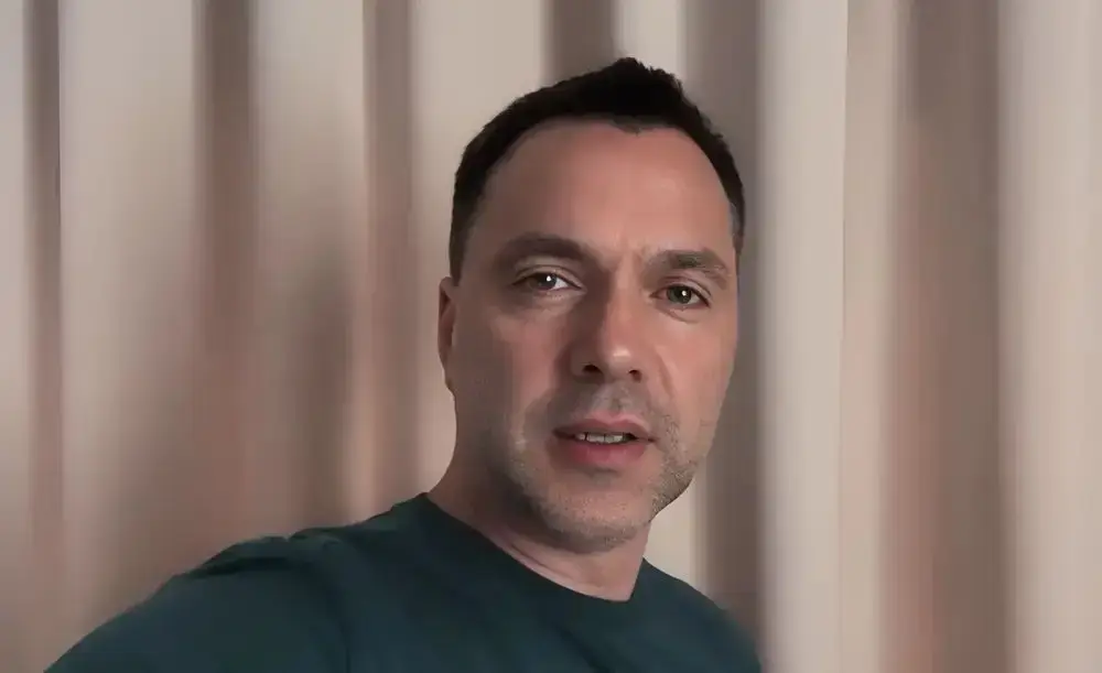 «Потом отдадите восемь»: Арестович* призвал Киев согласиться на потерю четырех регионов
