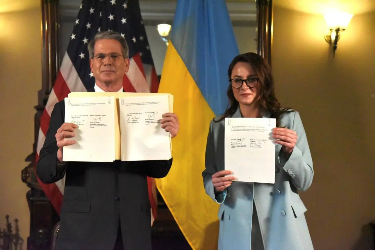 «Страна юридически стала колонией»: на Украине отреагировали на подписание ресурсной сделки между Вашингтоном и Киевом