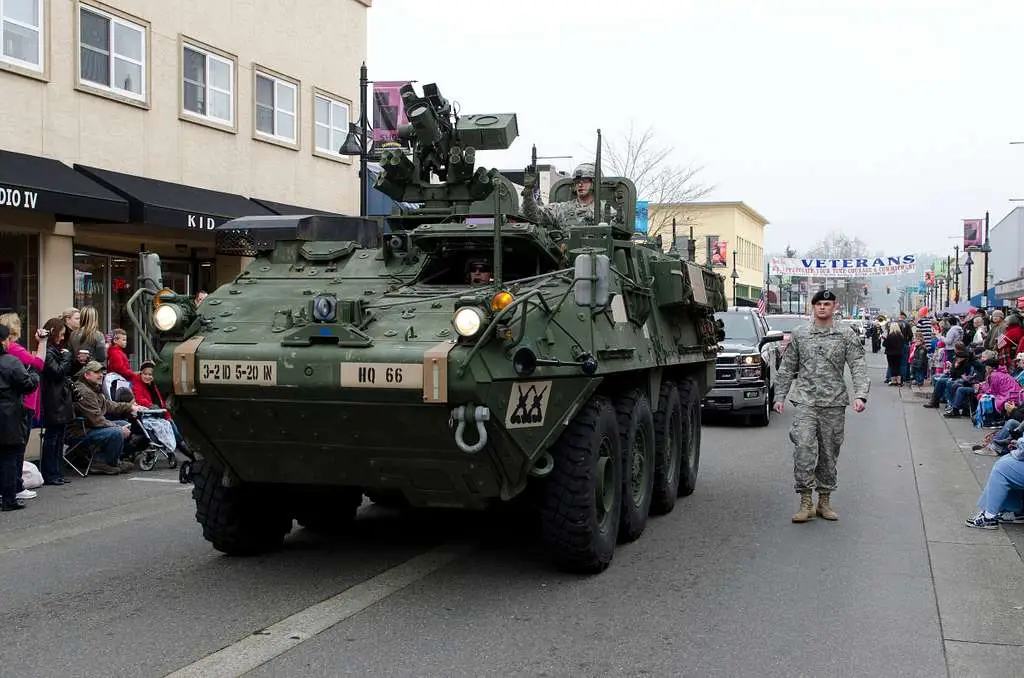 Трамп на день рождения примет военный парад в Вашингтоне