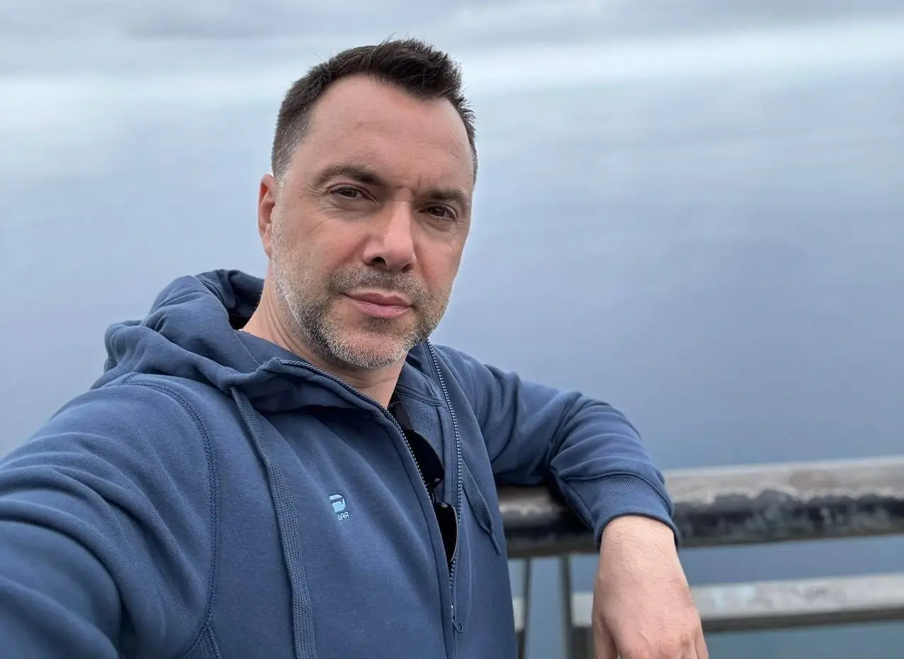 Зеленский зачищает политическое пространство Украины: введены санкции против экс-советника главы офиса президента Арестовича*