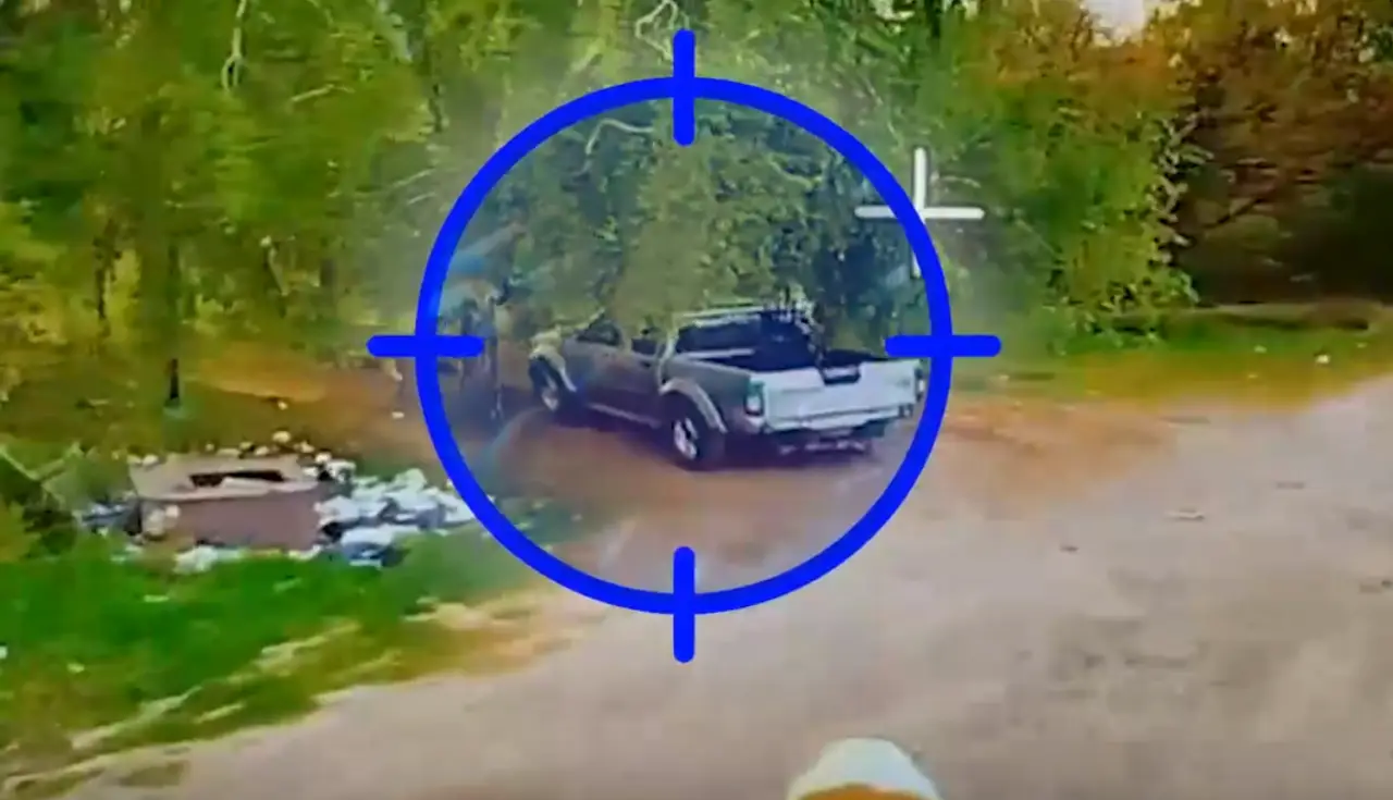 Ударил точно в бензобак: пикап ВСУ не сумел спрятаться от FPV-дрона ВС РФ Ударил точно в бензобак: пикап ВСУ не сумел спрятаться от FPV-дрона ВС РФ