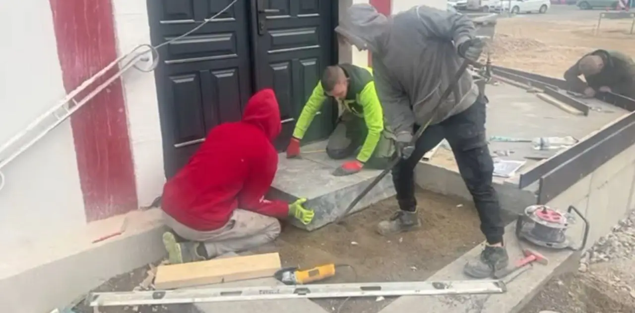 В Латвии ступени в музей легионеров СС выложили из плит памятников советским воинам