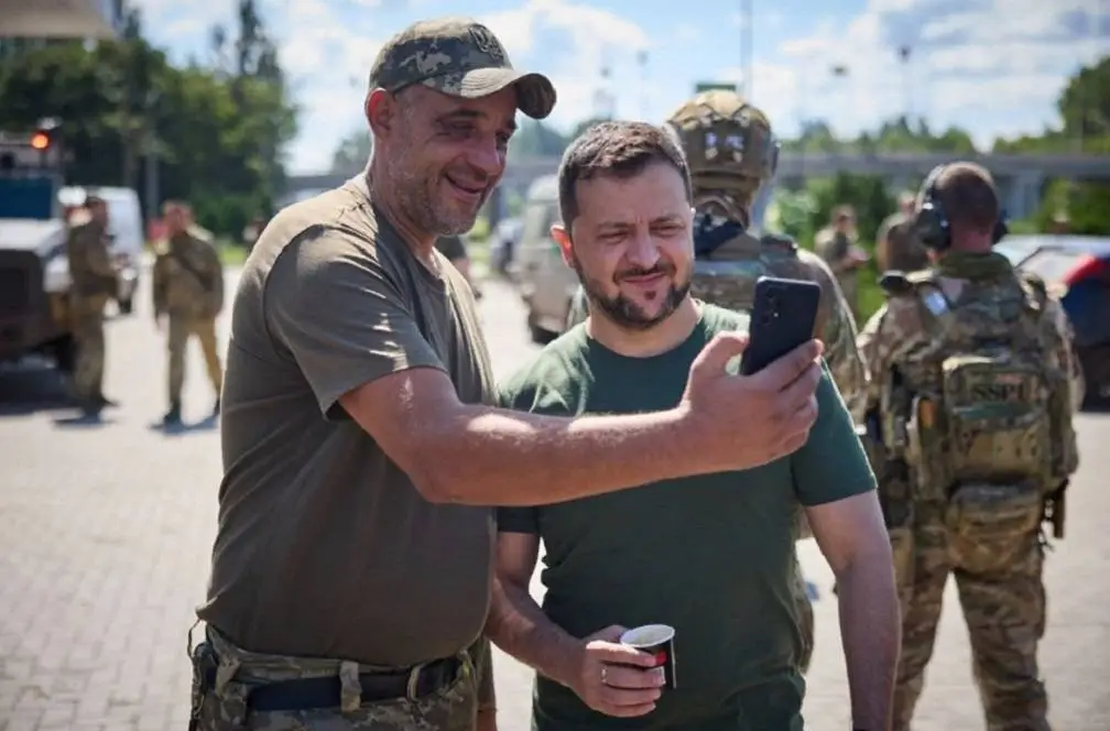 Опубликовано видео Зеленского, одиноко гуляющего по Крещатику в Киеве