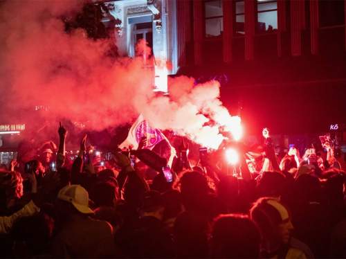 В Париже после полуфинала Лиги чемпионов автомобиль въехал в толпу фанатов (ВИДЕО)