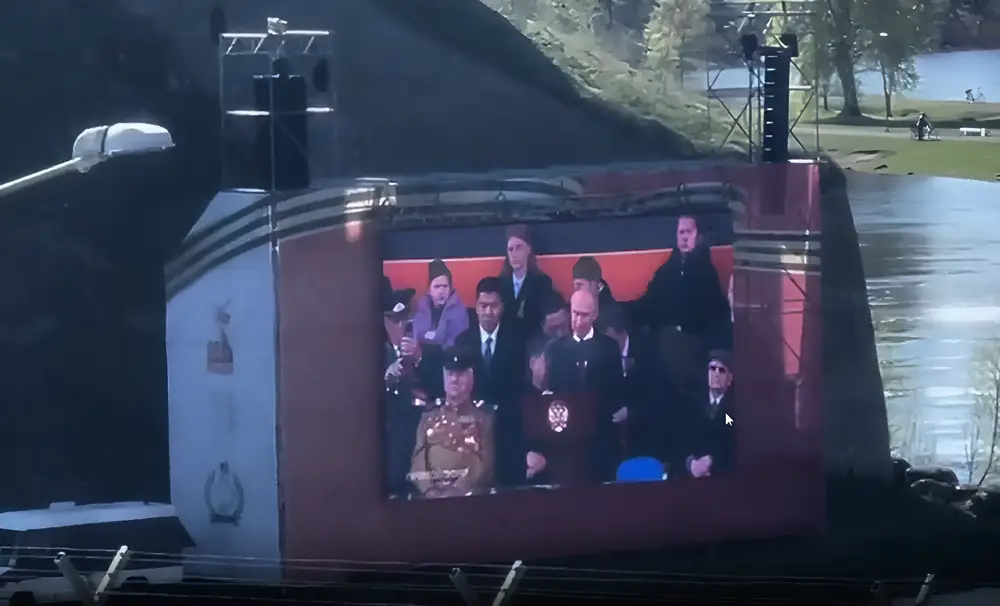 Жители эстонской Нарвы смогли посмотреть Парад Победы в Москве
