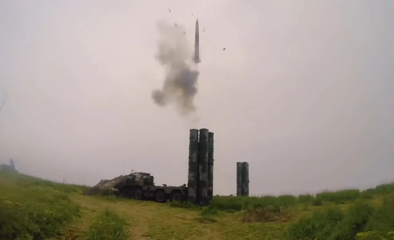 Индия успешно использует в конфликте с Пакистаном российские ЗРК С-400 «Триумф» Индия успешно использует в конфликте с Пакистаном российские ЗРК С-400 «Триумф»