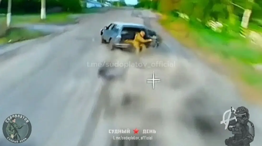 Пикап ВСУ растерял пассажиров и имущество, уходя от погони российского FPV-дрона