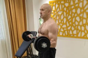 В Сети появилось фото похудевшего в Африке Суровикина с голым торсом (ФОТО)