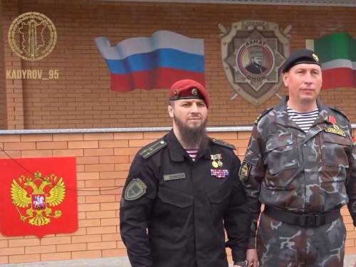 На награждении Адама Кадырова заметили герб России без крестов (ВИДЕО) На награждении Адама Кадырова заметили герб России без крестов (ВИДЕО)