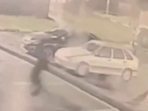 Трое налетчиков в Северной Осетии открыли стрельбу на автомойке, застрелив свидетеля (ФОТО, ВИДЕО) Трое налетчиков в Северной Осетии открыли стрельбу на автомойке, застрелив свидетеля (ФОТО, ВИДЕО)