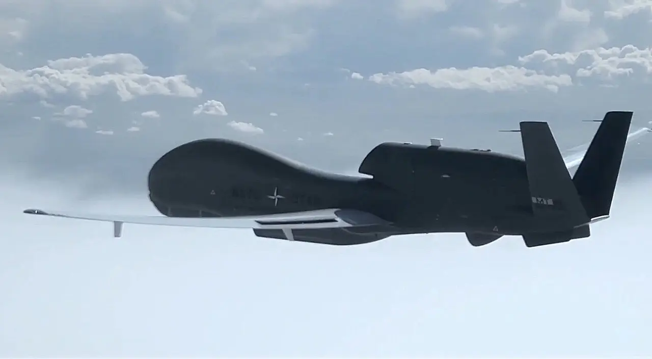 Стратегический дрон НАТО RQ-4D Phoenix подал сигнал бедствия над Черным морем
