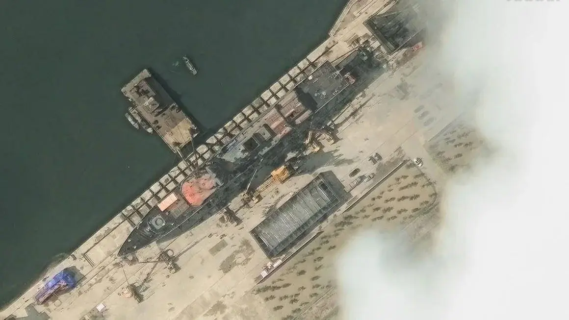 В КНДР при спуске на воду получил серьезные повреждения новый эсминец В КНДР при спуске на воду получил серьезные повреждения новый эсминец