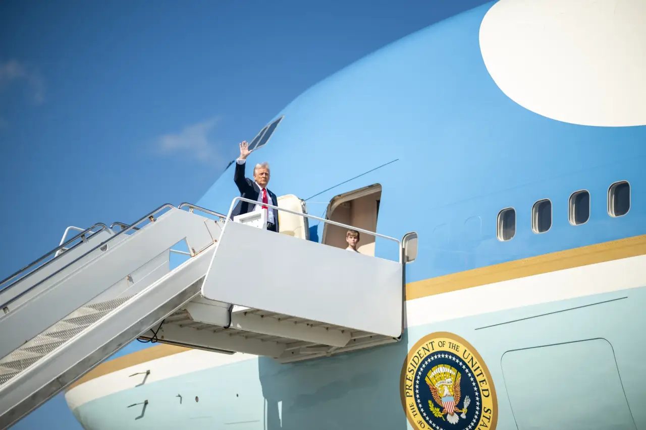 Дипломатия пощечин: зачем Трамп устраивает спектакли и засады в Белом доме Дипломатия пощечин: зачем Трамп устраивает спектакли и засады в Белом доме