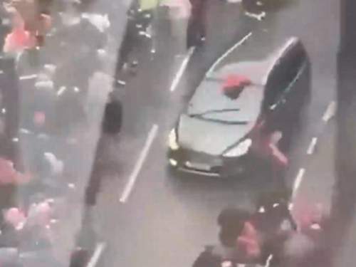 Автомобиль протаранил толпу фанатов «Ливерпуля» во время чемпионского парада: есть пострадавшие (ВИДЕО)