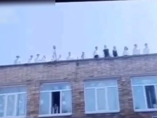 Во Владивостоке выпускники станцевали на крыше школы, устроив громкий скандал (ВИДЕО)