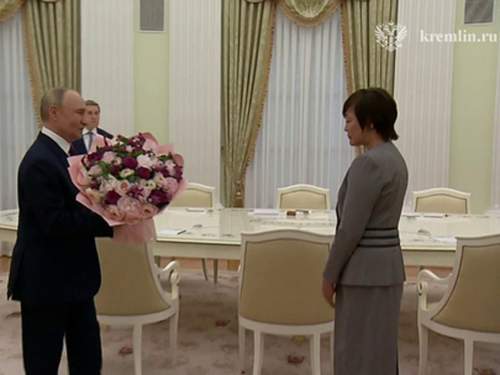 Вдова убитого премьер-министра Японии Абэ расплакалась на встрече с Путиным (ВИДЕО) Вдова убитого премьер-министра Японии Абэ расплакалась на встрече с Путиным (ВИДЕО)