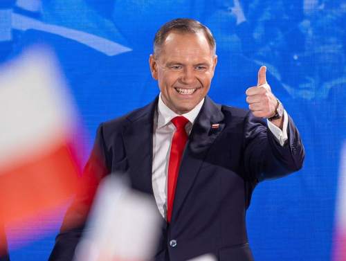 Президентом Польши стал Кароль Навроцкий, которого разыскивают в России и не жалуют на Украине (ФОТО, ВИДЕО) Президентом Польши стал Кароль Навроцкий, которого разыскивают в России и не жалуют на Украине (ФОТО, ВИДЕО)
