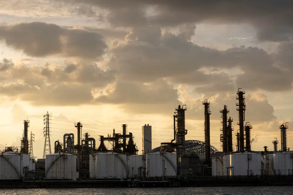 Переработка нефти на крупнейшем НПЗ Европы полностью остановлена