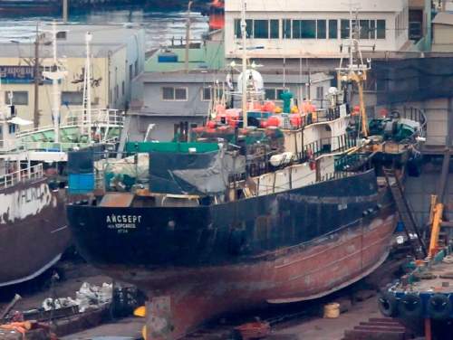 Пожар на судне «Айсберг» с российскими моряками: 17 человек спаслись на плотах Пожар на судне «Айсберг» с российскими моряками: 17 человек спаслись на плотах