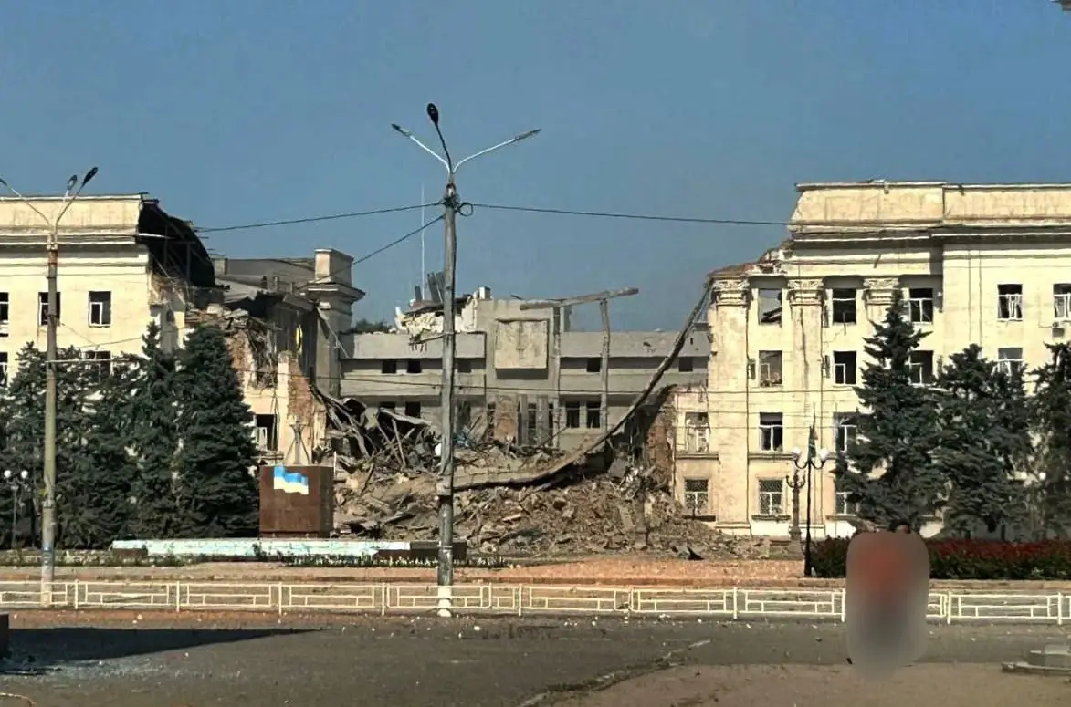 ВКС России мощным ударом УПАБ-1500Б добили здание обладминистрации в Херсоне ВКС России мощным ударом УПАБ-1500Б добили здание обладминистрации в Херсоне