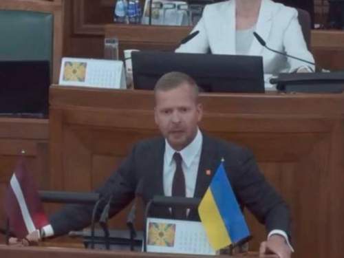 Депутат сейма Латвии вступился за русский язык, показав с трибуны неприличный жест (ВИДЕО) Депутат сейма Латвии вступился за русский язык, показав с трибуны неприличный жест (ВИДЕО)