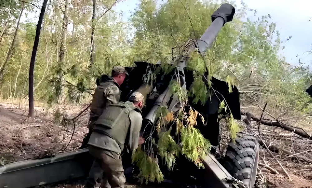 Удача помогла российскому расчету Д-20 поразить движущийся БТР-4 ВСУ с первого выстрела Удача помогла российскому расчету Д-20 поразить движущийся БТР-4 ВСУ с первого выстрела