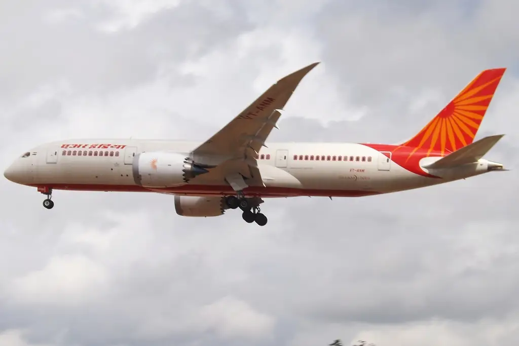 Boeing 787 Dreamliner с 242 пассажирами рухнул на жилую застройку в Индии – видео Boeing 787 Dreamliner с 242 пассажирами рухнул на жилую застройку в Индии – видео