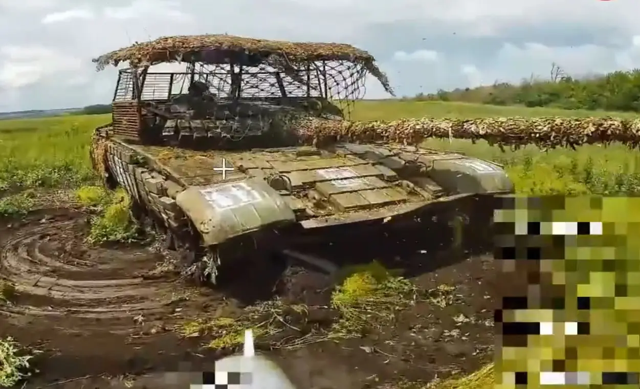 Российские дроны поразили ведущий огонь украинский Т-72, оторвав ему башню Российские дроны поразили ведущий огонь украинский Т-72, оторвав ему башню