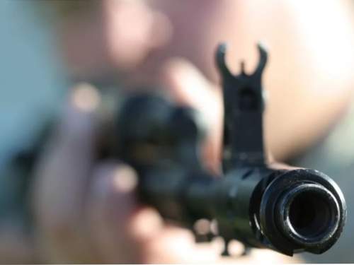 В ДНР военный поймал жену с любовником, вывез его в поле и расстрелял из автомата В ДНР военный поймал жену с любовником, вывез его в поле и расстрелял из автомата